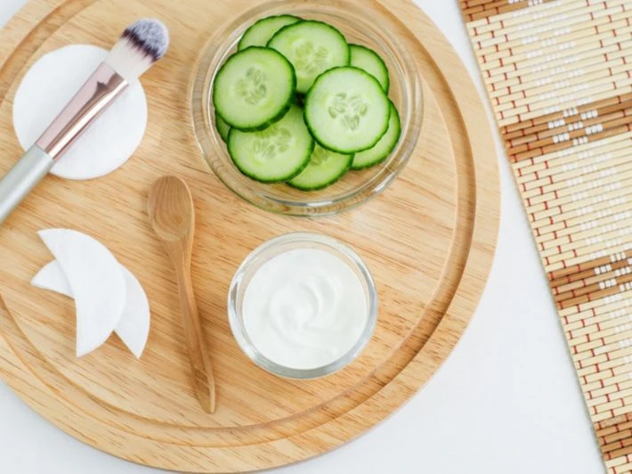 فوائد الخيار الجمالية للعين .. يقلل الهالاتتعرف في في التقرير التالي فوائد الخيار لصحة العين، وكيفية استخدامه، بحسب موقعي ، و.استخدام الخيار على