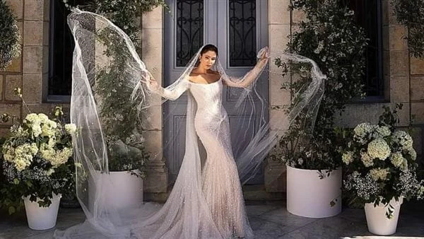 أنيقة جدا .. دانييلا رحمة تنشر صورا جديدة لفستان زفافها .. شاهد نشرت النجمة اللبنانية دانيلا رحمة صور لها جديدة من جلسة تصوير حفل زفافها.وتألقت