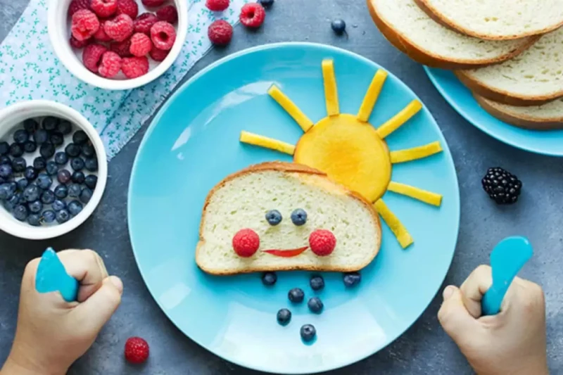 عادات غذائية تهدد صحة طفلك .. نصائح هامة للامهاتهناك العديد من المعتقدات الخاطئة التي ترتبط في أذهان بعض الأمهات بشأن تغذية الأطفال، حسبما ذكرت