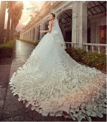 ما هو تفسير الثوب الأبيض في المنام لابن سيرين؟ الثوب الأبيض في المنام، اللون الأبيض هو لون مميز ويدل على النقاء والهدوء والطيبة، لذا تتعدد معاني رؤية