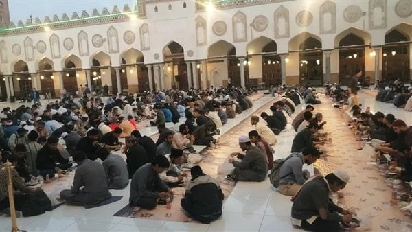 بإجمالي 12 ألف وجبة.. الجامع الأزهر يحتفي بذكرى عاشوراء بتنظيم إفطار جماعيينظم الجامع الأزهر الشريف إفطارا جماعيا للطلاب الوافدين، بدء من الغد ولمدة