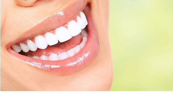 ما هو تفسير الأسنان في المنام لابن سيرين؟ الاسنان في المنام لها دلالات كثيرة، فقد ترى الأسنان قوية وبيضاء لتشير بإيجابيات تقع لك أو تراها تسقط فتشعر