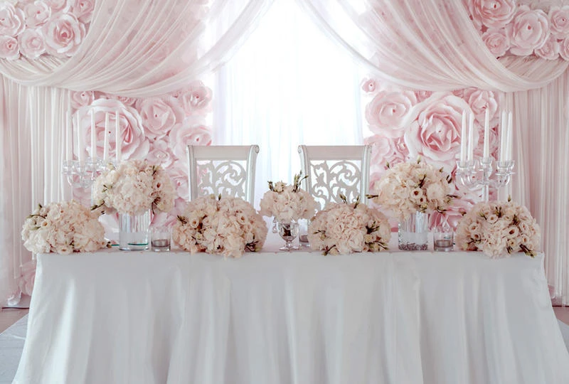 أفكار تزيين كتب كتاب عروسينزينة كتب الكتاب تعتبر من أهم ما يميز القاعة التي يقام بها حفل الزفاف، حيث ان هذه الزينة يكون بها الكثير من البهجة والسرور، ولذلك من خلال موقعنا سنقوم بعر