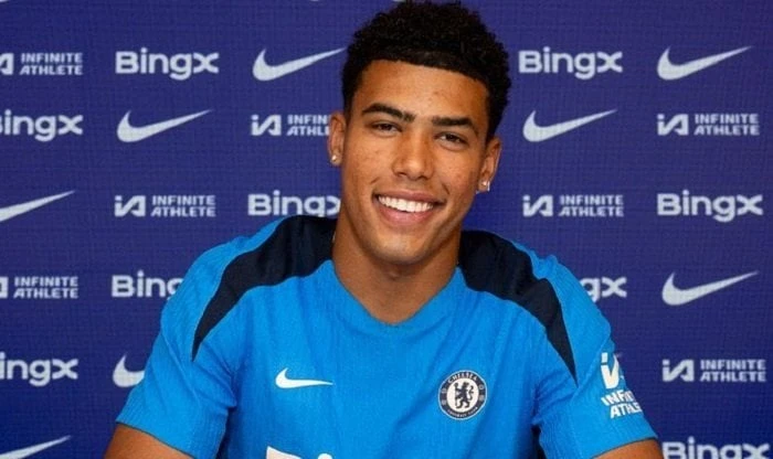 ميركاتو 2024.. تشيلسي يتعاقد مع الأمريكي كاليب وايلي أعلن نادي تشيلسي الإنجليزي لكرة القدم اليوم، تعاقده مع الظهير الأيسر الأمريكي كاليب وايلي، قادما