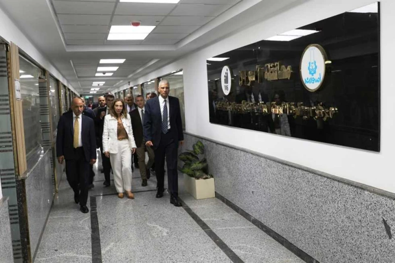 مساعد أمين مجلس الوزراء للأزمات ومحافظ أسوان يتفقدان مركز سيطرة الشبكة الوطنية تفقد اللواء إسماعيل كمال محافظ أسوان، يرافقه اللواء محمد حجازى مساعد