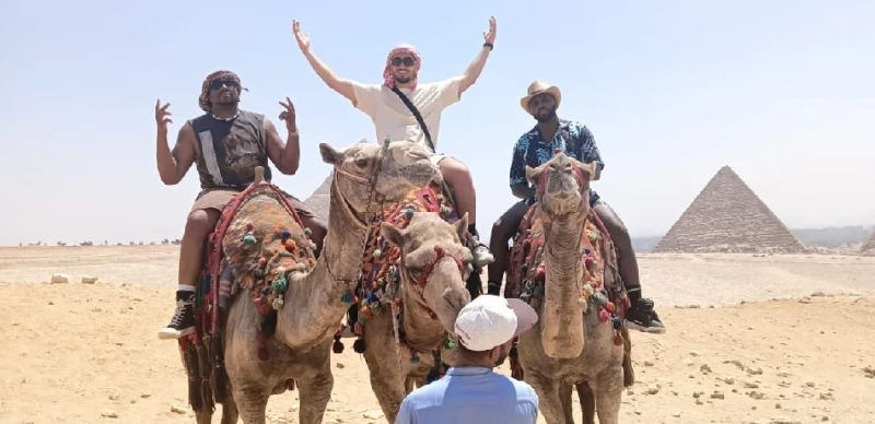 اتفرج.. المغني الأمريكي الشهير جيسون ديرولو يزور الأهرامات جريدة افاق عربية استقبلت منطقة أهرامات الجيزة، اليوم المغني الأمريكي الشهير جيسون ديرولو ، وذلك على هامش زيارته الحاليه ل