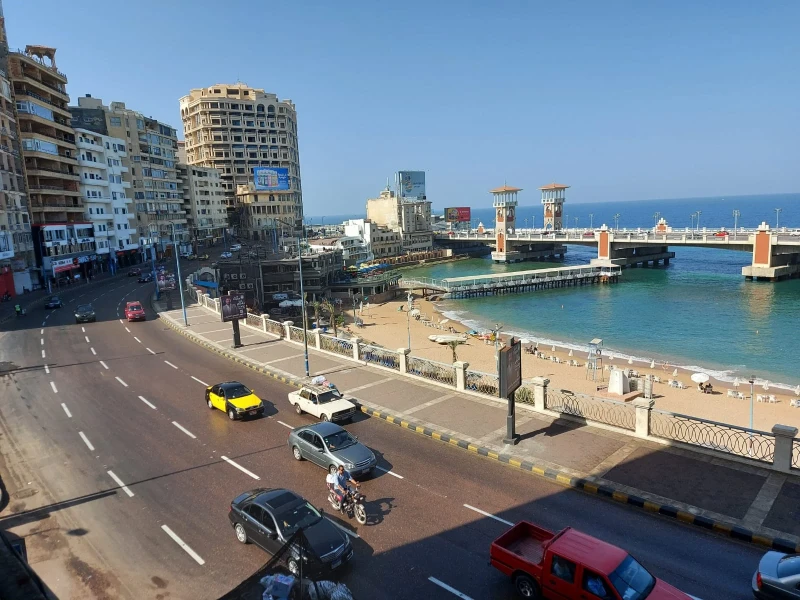 طير على هناك بسرعة جريدة افاق عربية إقبال كبير تشهده مدينة الإسكندرية خلال الوقت الراهن بسبب ارتفاع درجة الحرارة، ليهرب المواطنين من الأجواء الحارة