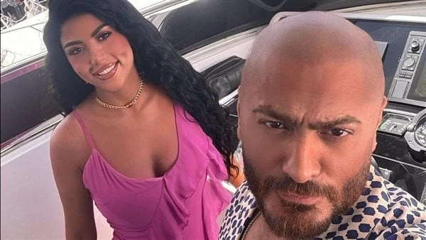 بفستان مكشوف.. كارولين عزمي تثير الجدل رفقة تامر حسني تداول نشطاء موقع التواصل الإجتماعي فيسبوك صورة الفنان تامر حسني رفقة الفنانة كارولين عزمي، وذلك