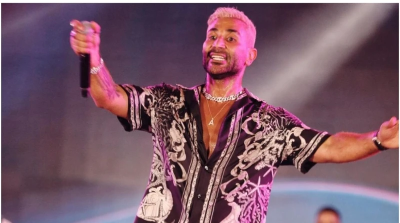 أحمد سعد يثير الجدل بإطلالة غريبة في حفله بالساحل الشمالي أطل الفنان أحمد سعد بإطلالة غريبة خلال حفله بالساحل الشمالي مساء اليوم، حيث ظهر بلوك جديد