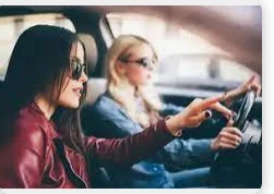 ما هو تفسير حلم ركوب السيارة مع شخص أعرفه لابن سيرين؟ تفسير حلم ركوب السيارة مع شخص أعرفه، هل رأيت يوما في منامك أنك تركب السيارة مع إنسان تعرفه في الواقع، وقد تكون مقربا من هذا ال