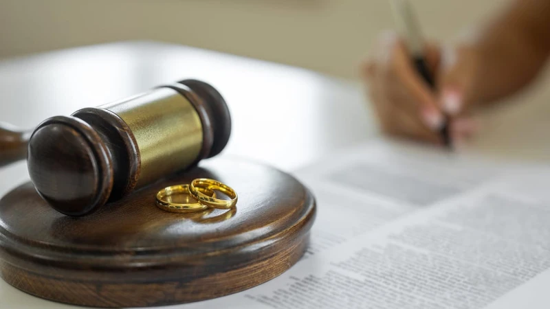 واقعة غريبة.. يطلق زوجته بعد طردها من العمل اخر خبر شاهد المقال التالي من صحافة السعودية عن واقعة غريبة يطلق زوجته بعد طردها من العمل، أقدم شاب مصرى