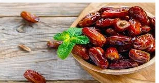 تعرف على تفسير حلم أكل التمر لكبار العلماء تفسير حلم أكل التمر، من تفاسير الأحلام المبشرة في غالبية رؤياها لمن يرى تلك الثمرات في منامه، ويجتمع علماء