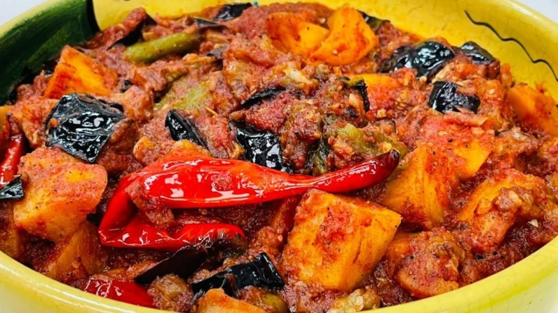 اكلة بسيطة وغير مكلفة على اد الأيد طريقة عمل المسقعة على اصولها المسقعة هي وجبة لذيذة ومغذية تجمع بين مجموعة متنوعة من الخضروات مثل الباذنجان والطماطم والفلفل والبصل والثوم، تتميز 