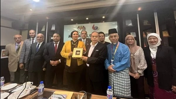 وفد من العاملين بالبنوك يعرض في ماليزيا فرص الاستثمار بمصر.. تفاصيل عقد وفد من النقابة العامة للعاملين بالبنوك والتأمينات والأعمال المالية في مصر