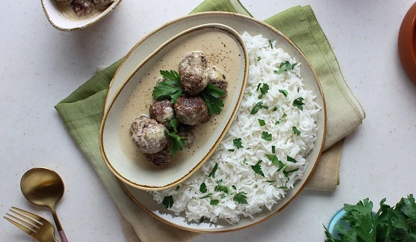 طريقة تحضير كرات اللحم السويدية بالكريمةالمقادير لحم مفروم : 300 غراما البصل : 1 حبة (صغير الحجم مقطع إلى شرائح طولية) توست : 1 حبة (منزوع الأطراف) صفار البيض : 1 حبة حليب : ربع كو