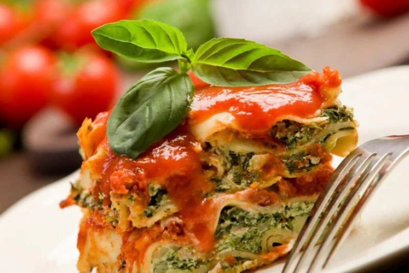 لازانيا بالسبانخ بطريقة سهلةالمقادير زيت الزيتون : ملعقة كبيرة السبانخ : 500 غراما (مجمد) البصل : 1 حبة (مفروم) أوريغانو : نصف ملعقة صغيرة (مجفف)