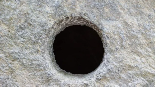 تعرف على تفسير رؤية الحفرة في المنام لابن سيرين الحفرة في المنام، لا تلقى رؤية الحفرة استحسانا لدى الفقهاء، فالحفر ترمز إلى المكائد والفخاخ وحياكة