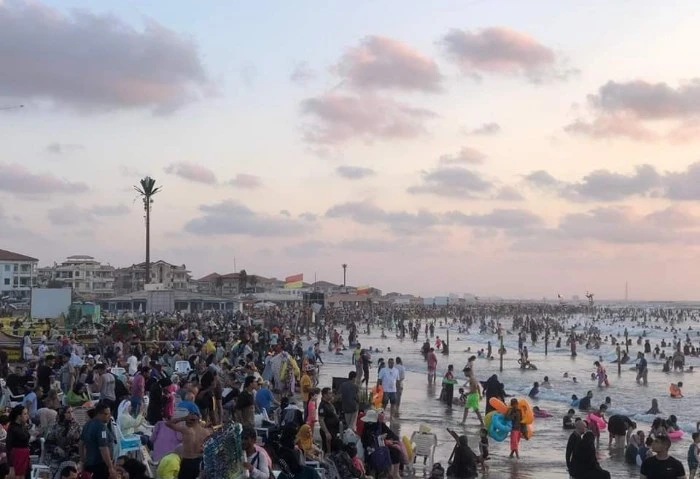 إنقاذ 77 حالة من الغرق وتسليم 115 طفلا تائها إلى ذويهم بشواطئ رأس البر شهدت مدينة رأس البر استمرار الإقبال من الزائرين، اليوم الجمعة، على الرغم من