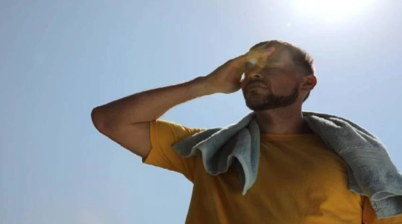 مع الحر والعرق.. طبيب يكشف مخاطر التعرض للشمس الحامية قالت استشاري الأمراض الجلدية الدكتورة هبة حافظ، إن الطفح الجلدي وحروق الشمس قد ينتج عن الارتفاع