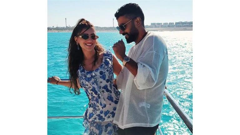 فنون: مي عمر وزوجها المخرج محمد سامي وسط البحر.. والجمهور يعلق (صور) اقرأ في أفاق عربية مي عمر وزوجها المخرج محمد سامي وسط البحر والجمهور يعلق صور،