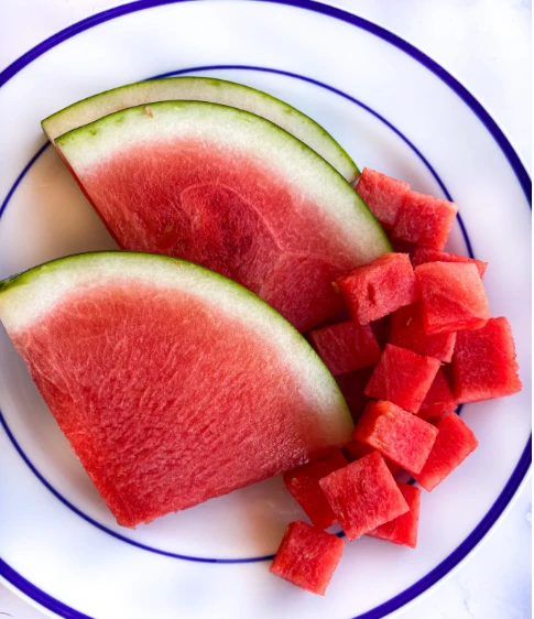 أهم 50 تفسير لحلم اكل البطيخ لكبار المفسرين تفسير حلم أكل البطيخ، البطيخ من الفاكهة اللذيذة التي يحبها الكثير من الناس وتعرف بالحبحب أو الدلاح وله