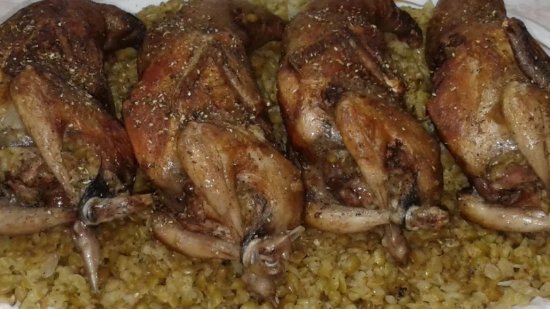 دلعى العيلة كلها باكلة اخر الاسبوع.. وصفة الحمام المحشي بالفريك في البيت بكل سهولة تعد وجبة الحمام المحشي بالفريك من الأطباق الشهيرة والمفضلة لدى الكثيرين، لما تتميز به من رائحة عط