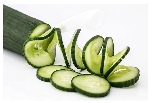 تفسير اكل الخيار في المنام لابن سيرين وكبار العلماء اكل الخيار في المنام يعد من الرؤى الجيدة حيث يرى خبراء التفسير أن الحلم يشير إلى الخير ويحمل