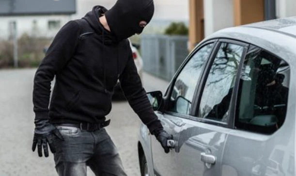 ماذا لو حلمت أن سيارتي اتسرقت؟ وما تفسير ابن سيرين؟ حلمت أن سيارتي اتسرقت، يغضب الرائي كثيرا في منامه لو تعرض الى فقدان سيارته وسرقتها وإن كان يمتلك