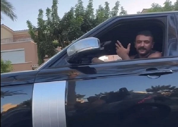 فن: بيمسي عليا بأغنية السويركي.. أحمد العوضي يرد التحية لأحد معجبيه فيديو اقرأ في أفاق عربية بيمسي عليا بأغنية السويركي أحمد العوضي يرد التحية لأحد