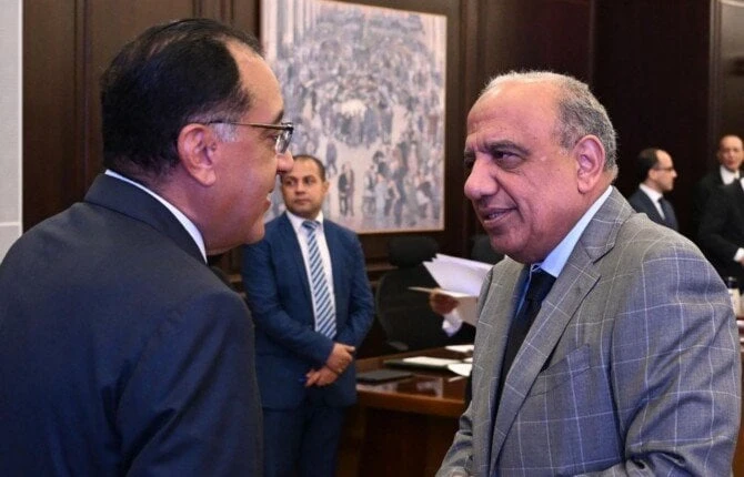 عصمت يستعرض قدرات وخطط منظومة الشبكة القومية لتوليد الكهرباءوزير الكهرباء والدكتور مصطفى مدبوليعرض المهندس محمود عصمت، وزير الكهرباء والطاقة المتجددة