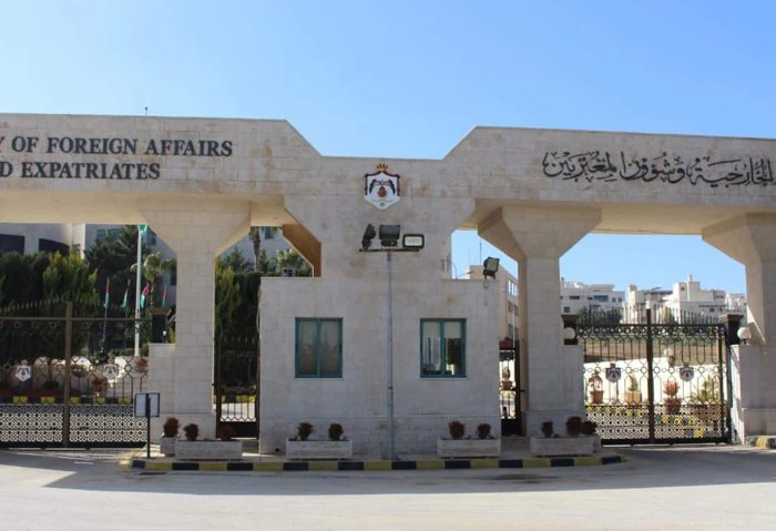 الخارجية الأردنية تطلب من مواطنيها عدم السفر إلى لبنان طالبت وزارة الخارجية الأردنية، اليوم الإثنين، رعاياها بتجنب السفر إلى افاق عربيةية اللبنانية، حرصا على سلامتهم وذلك في ضوء ال
