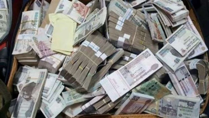 ضربة لتجار العملة.. الداخلية تضبط 4 ملايين جنيه خلال 24 ساعة واصلت أجهزة وزارة الداخلية ضرباتها الأمنية المستمرة لضبط مرتكبي جرائم الاتجار غير