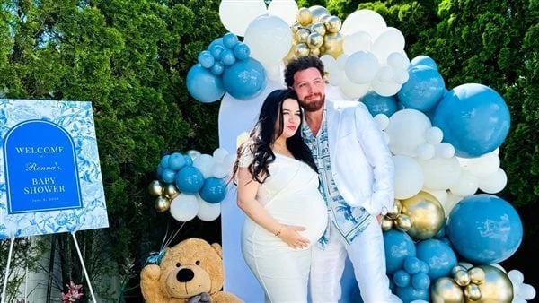 بفستان ملفت.. زوجة محمود حجازى تحتفل بمعرفة نوع الجنين نشر الفنان محمود حجازى مجموعة من الصور عبر حسابه الرسمى بموقع انستجرام ، احتفالا بمعرفة نوع المولود . وكتب :الحمد لله دائما و