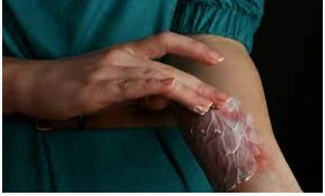 تعرف على تفسير البكاء بحرقة في المنام لابن سيرين البكاء بحرقة في المنام، في بعض الأوقات يرى النائم أنه يبكي بحرقة ويتألم كثيرا بسبب وقوع أمر ما ويحتمل أن تشاهد شخص آخر وهو يبكي بشد