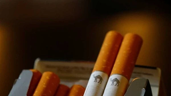 ننشر أسعار السجائر الشعبية قبل وبعد الزيادة رفعت الشركة الشرقية - إيسترن كومباني- أسعار منتجاتها من السجائر بقيمة تتراوح بين 22 و50 قرشا في العلبة الواحدة، وذلك اعتبارا من يوم الجم