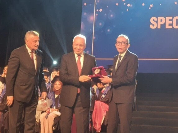 جامعة مصر تكرم النائب مصطفي بكري تقديرا لدوره الصحفي والبرلمانيكرمت جامعة مصر للعلوم والتكنولوجيا، مساء اليوم الأربعاء، الكاتب الصحفي مصطفي بكري،