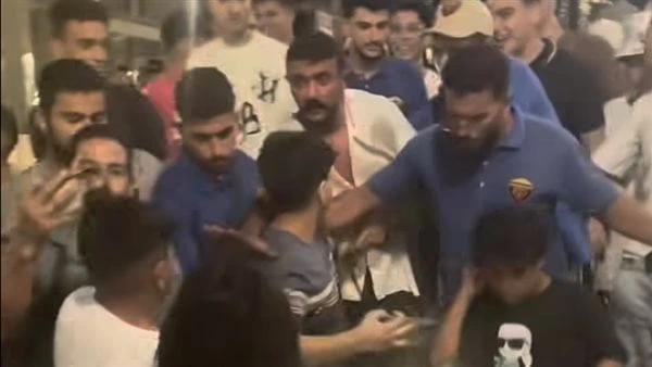 استقبال حار.. الجمهور يحتفل ب أحمد العوضي ويلتقط الصور معه استقبل جمهور النجم أحمد العوضى ، استقبالا حارا أثناء وجوده في إحدى القرى السياحية.ونشر