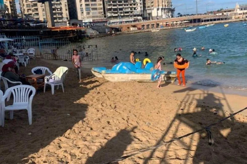 استمرار الموجة الحارة ب الإسكندرية.. والشواطئ ترفع الرايات الخضراءواصلت الموجة الحارة اليوم الثلاثاء، ضرب أحياء الإسكندرية والسواحل الشمالية، إذ