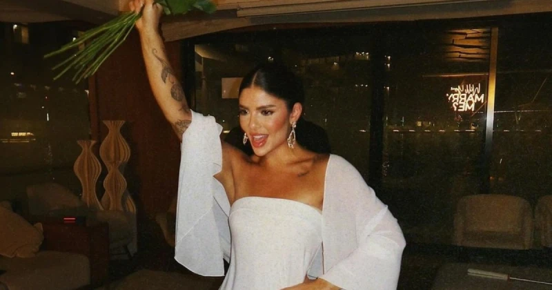 الفن و المشاهير: أصالة كامل بمفاجئة كبرى للجمهور.. حفل الزفاف الليلة والتحضير له بثوب الصلاة شاهد المقال التالي من صحافة لبنان عن أصالة كامل بمفاجئة كبرى للجمهور حفل الزفاف الليلة