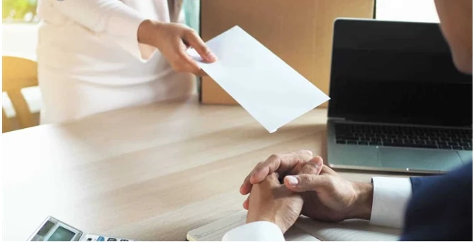 ما هو تفسير حلم اخذ ورقة من شخص لابن سيرين؟ تفسير حلم اخذ ورقة من شخص، من الرؤى التي قد تأتي للبعض في المنام مما يجعلهم يبحثون لمعرفة معناها، وتختلف التفسيرات من شخص لآخر وذلك إن ك