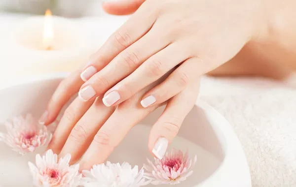 أسباب تشقق اليدين وطريقة علاجهاتعد اليدان من أكثر أجزاء الجسم عرضة لمشاكل الجفاف والتشقق، نظرا لتعرضها الدائم والمستمر للماء وتبعات الأنشطة اليومية