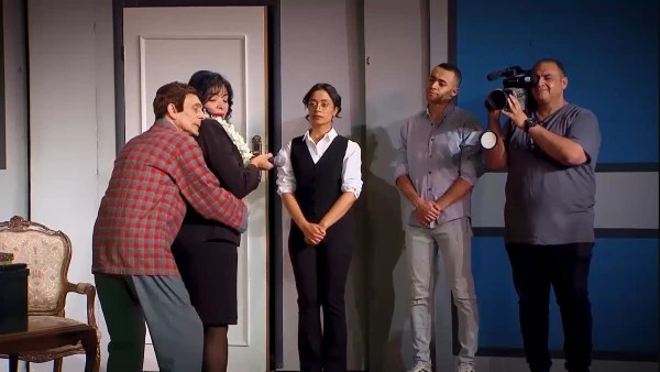 حضنها من وسطها وقالها اضربيه في مكان حساس.. إيحاءات جنسية ومشاهد خارجة في المشهد المحذوف من مسرحية محمد صبحى بعد رفض المتحدة عرضه ينفرد موقع بصراحة بنشر الفيديو المحذوف من مسرحية ا