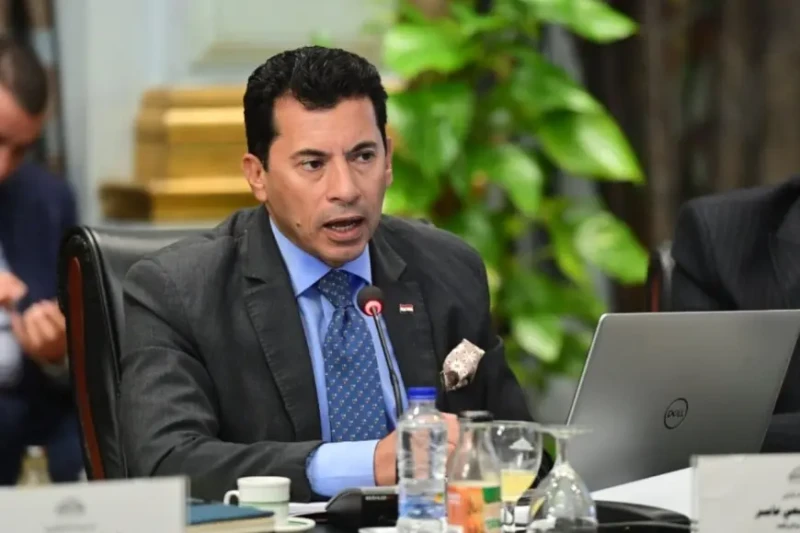 وزير الشباب والرياضة يجري حركة تغييرات واسعة في قيادات الوزارةأصدر وزير الشباب والرياضة، الدكتور أشرف صبحي، عدة قرارات لتفعيل الخطط الجديدة لتطوير