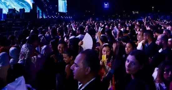 الفن - قناة إكسترا ترصد حجم الجماهير الضخمة في انتظار حفل تامر حسنىأفاق عربية الفن نتحدث اليوم حول قناة إكسترا ترصد حجم الجماهير الضخمة في انتظار حفل