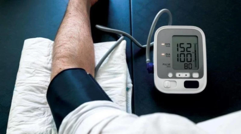 الضغط العالي.. أعراضه وعلاجه وكيفية السيطرة عليه كثير من الأشخاص يعانون من ارتفاع ضغط الدم ولكن لا يشعرون بذلك حيث أن الارتفاع يكون طفيف، ولكن قد