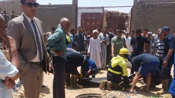 انتشال 3 جثث لعمال داخل بيارة صرف صحي في نجع الفتاتيح بمدينة الطود بالاقصر لقي 3 عمال مصرعهم، اليوم السبت، داخل بيارة صرف صحي تحت الإنشاء في نجع