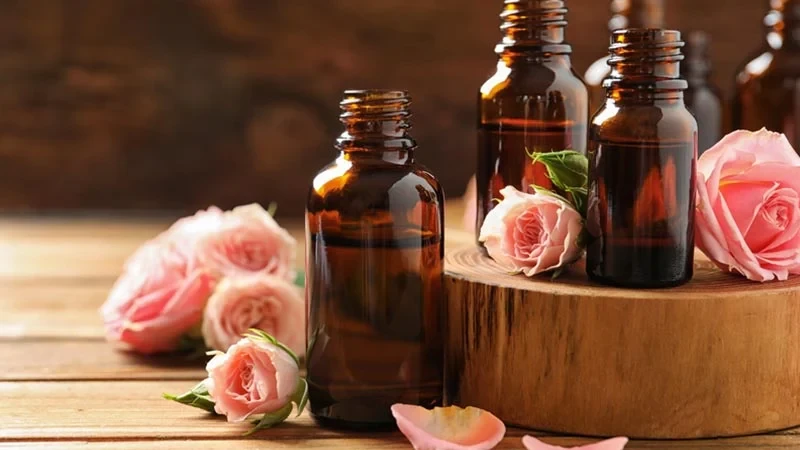 زيت الورد لعلاج الهالات السوداءتعد مشكله الهالات السوداء تحت العينين من المشاكل الشائعة بطريقة كبيرة بين الناس، حيث تظهر الجلد بدرجة لون تختلف عن بقية لون الوجه، وتكون عائدة لأسباب