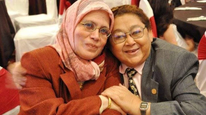 زوجة الراحل أحمد فرحات تكشف موعد صلاة الجنازة والعزاء كشفت لوزة أحمد، زوجة الفنان الراحل أحمد فرحات، الذي رحل عن عالمنا أمس الأحد، بعد صراع مع المرض،