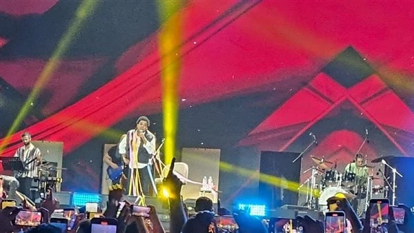 محمد منير يفتتح مهرجان العلمين بأغنية علي صوتكصعد منذ قليل الكينج محمد منير على مسرح الأرينا لبدء فقرته الغنائية ضمن فعاليات الليلة الأولي من مهرجان