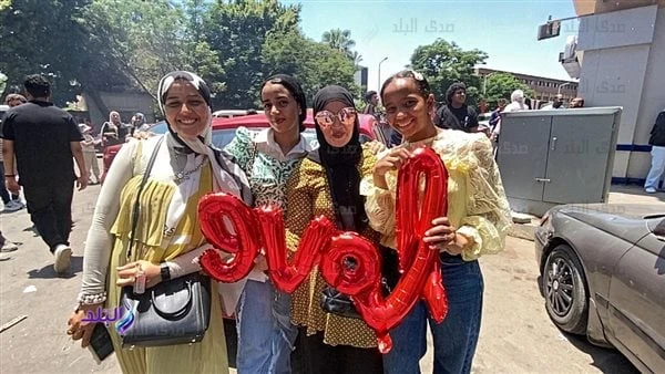 أولياء أمور يستقبلون أبناءهم ببوكيهات ورود احتفالا بانتهاء امتحانات الثانوية العامةرصدت عدسة افاق عربية صورا وفيديوهات لأولياء الأمور يستقبلون